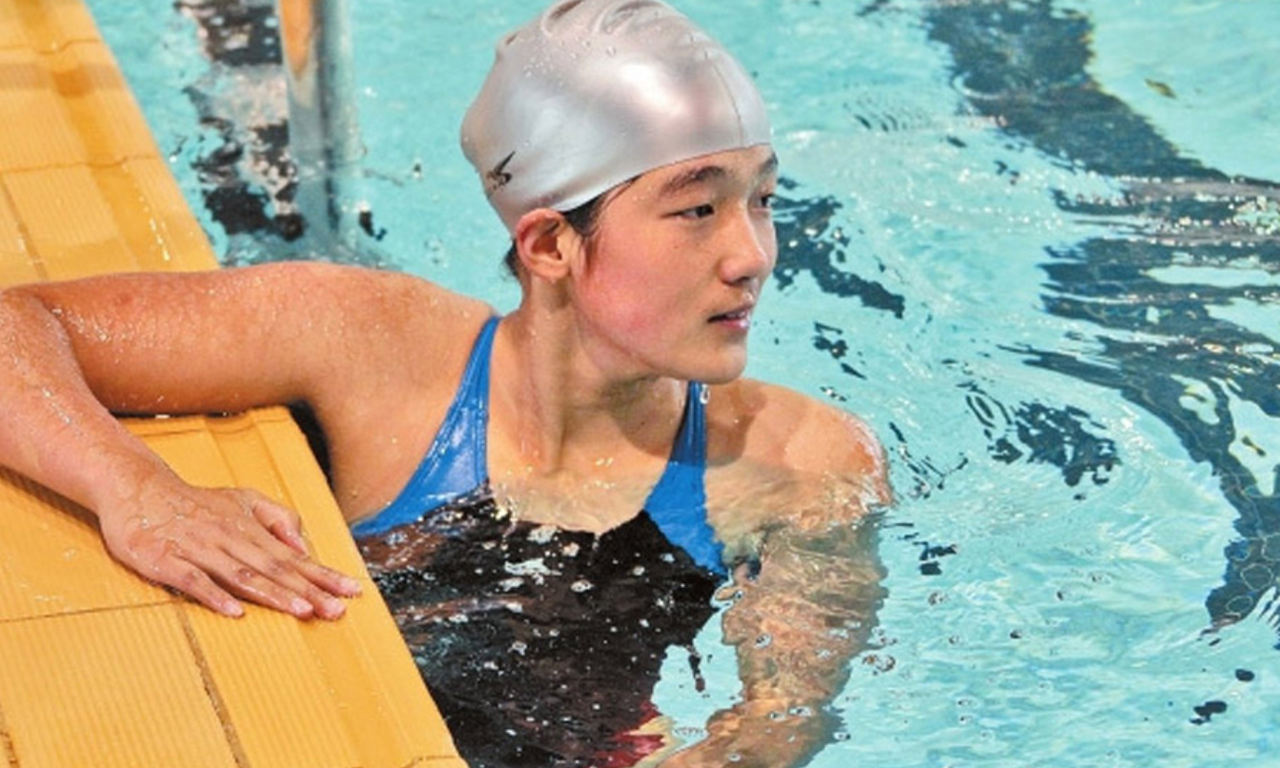 励志半身截肢女孩成游泳冠军外媒赞传奇