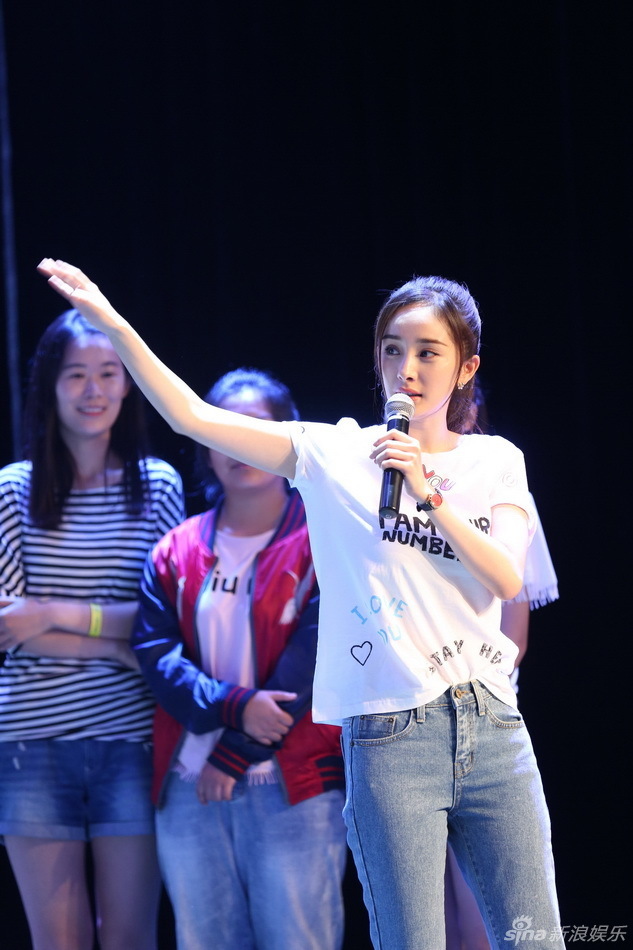 组图:杨幂和蜜蜂的十年!甜笑卖萌活泼似少女