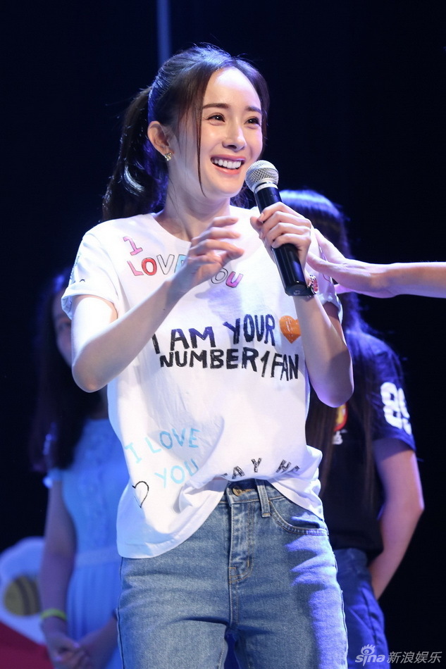 组图:杨幂和蜜蜂的十年!甜笑卖萌活泼似少女