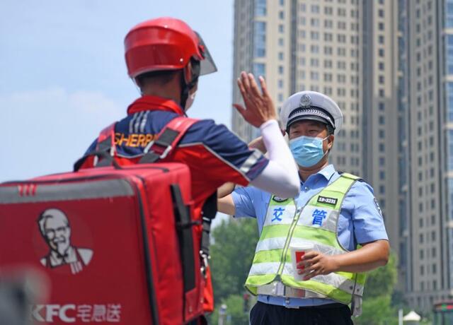 天津肯德基红骑士向交警、环卫送清凉