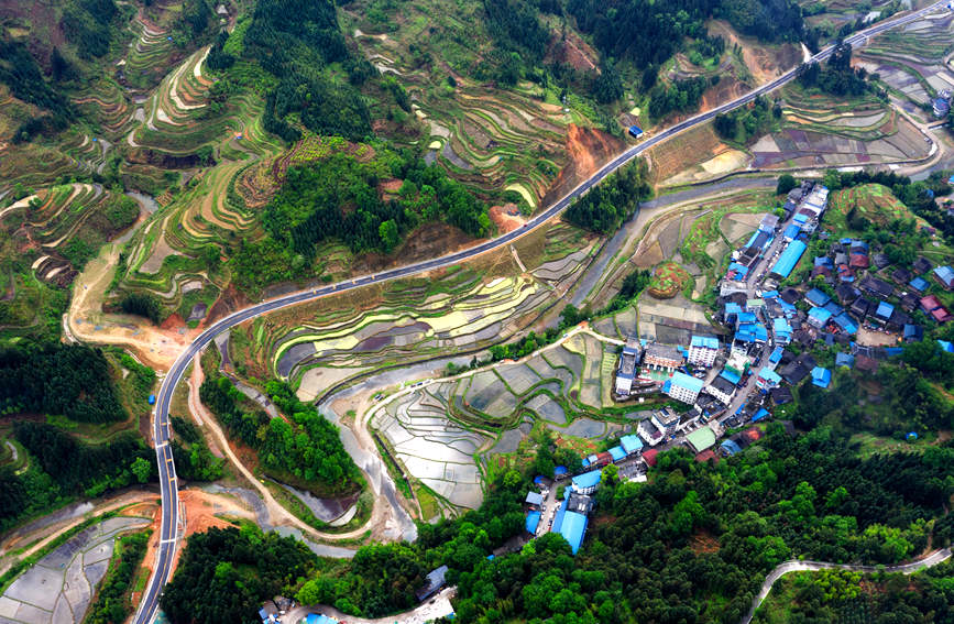 廣西：建設 “壯美公路” 助力鄉村振興