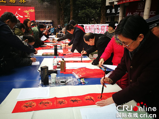 已过审【区县联动】【江北】江北区五里店街道：书法名家送春联迎新春【区县联动】江北区五里店街道：书法家送春联迎新春