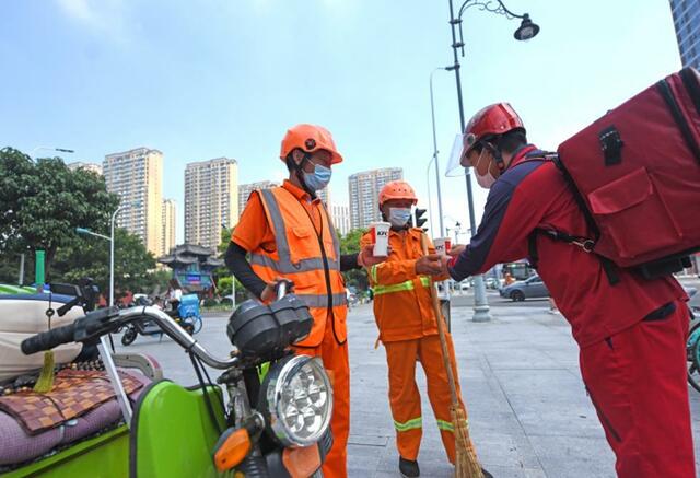 天津肯德基红骑士向交警、环卫送清凉
