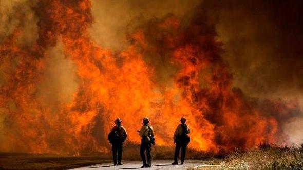 美国南加州山火继续蔓延 近8000人被要求撤离