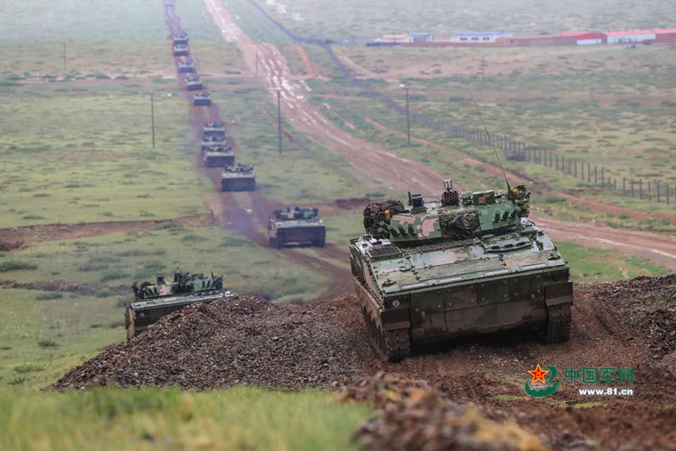 朱日和开训夜老虎旅重装出击