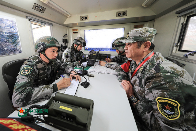 朱日和开训夜老虎旅重装出击(组图)