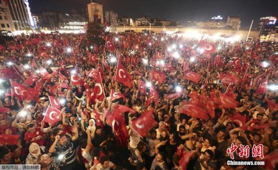 土耳其政变逾290人死 军队和司法系统6000人被捕