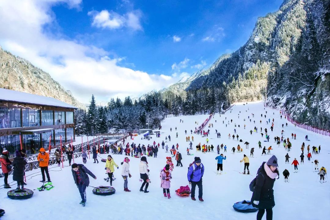 以太子岭,鹧鸪山,毕棚沟滑雪场为代表的冬季旅游持续火热,阿坝冰雪之