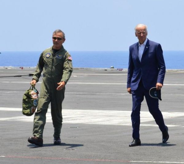 媒体称美方动作频频：副总统登航母 海军作战部长访大陆