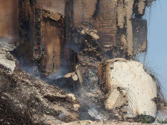 黎巴嫩贝鲁特港大爆炸遗存谷物筒仓发生火灾 军方出动直升机灭火
