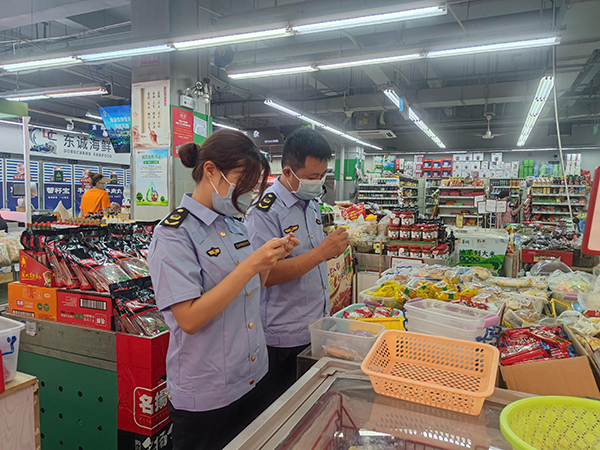 成都武侯：买得放心 吃得安心 文明农贸市场守护舌尖安全_fororder_武侯区益民菜市场中的店铺正在接受监管部门检查-供图-成都市武侯区融媒体中心
