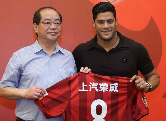 登巴巴断腿全过程:队医敷冰 无氧气罩无救护车 登巴巴断腿全过程:队医敷冰 无氧气罩无救护车