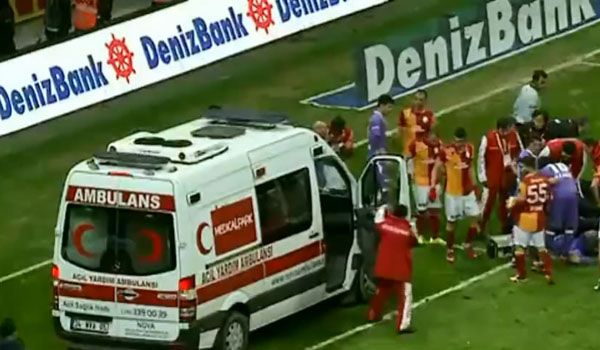 登巴巴断腿全过程:队医敷冰 无氧气罩无救护车 登巴巴断腿全过程:队医敷冰 无氧气罩无救护车