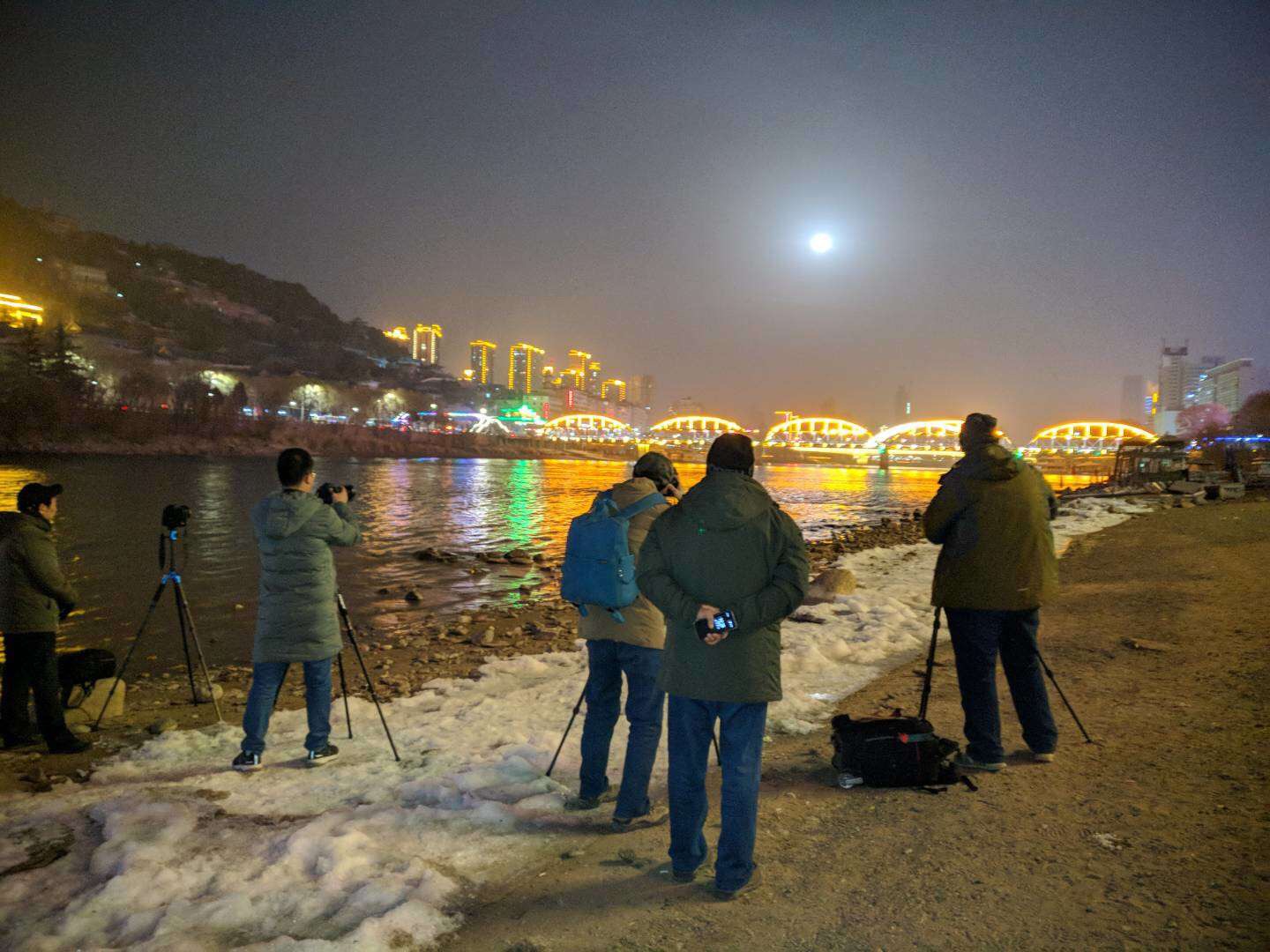 不少摄影爱好者在黄河边拍摄月全食_fororder_微信图片_20180131222708