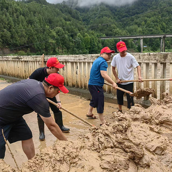 青川县:"汛"速出击 全力以赴防汛抢险保畅通_fororder_骑马乡应急抢险