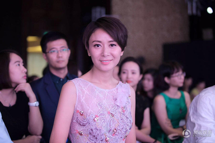 组图：“塞娅公主”剪了短发 18年后靓丽依旧_娱乐_腾讯网