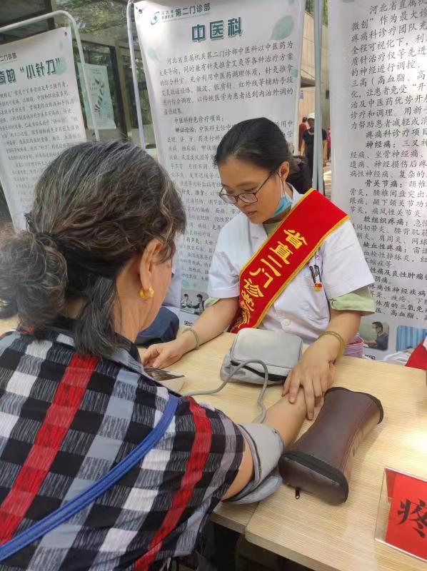 （原创）石家庄市新华区革新街道开展“关爱健康 敬老助老”红色联盟义诊活动_fororder_微信图片_20220718154227