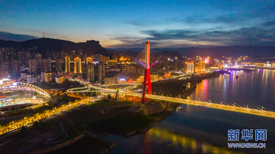 【城市远洋带图】重庆万州：长虹卧波 滨江大桥点亮城市夜色
