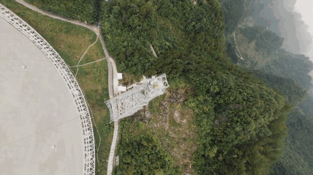 跟着穿越机，鸟瞰“中国天眼”