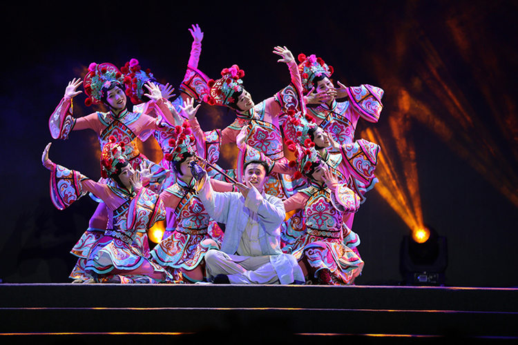 成都青白江:舞韵天府 文化惠民为夏夜"添彩"_fororder_舞蹈表演现场