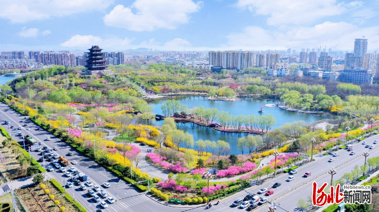 迁安：天蓝地绿迷人眼 生态水城惹人醉