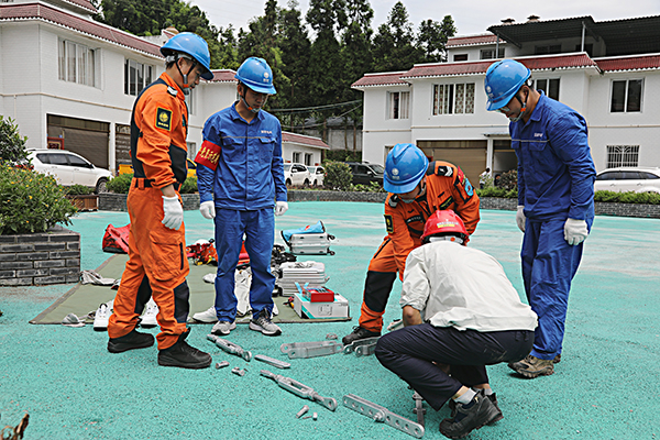 四川：直升飞机带电作业 紧急消除电力隐患_fororder_作业人员核查此次作业的工器具（王志奇摄）