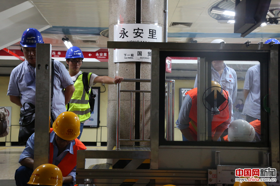 中国首条地铁北京1号线成功立起首扇屏蔽门（图）