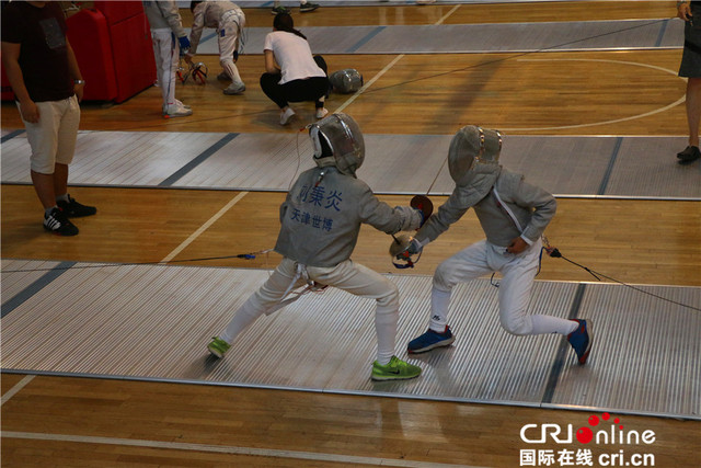 小选手们齐心协力在剑道上奋力拼搏,他们在赛场上的表情变化丰富可爱