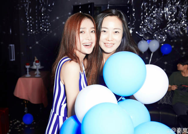 35岁秦岚办蓝色生日趴 她的好闺蜜都来了(组图)
