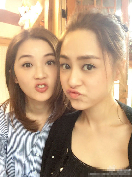 Twins合体晒自拍 嘟嘴卖萌感情好(图)