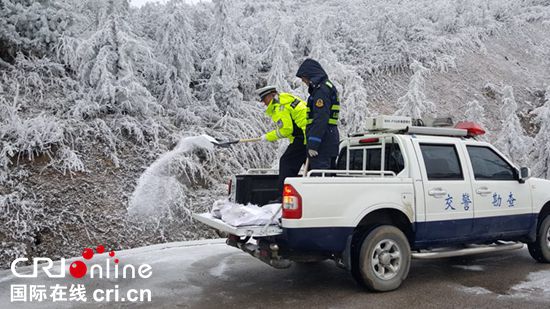 图片默认标题_fororder_梅花山交警与路政工作人员一同撒盐除冰（摄影 叶静）