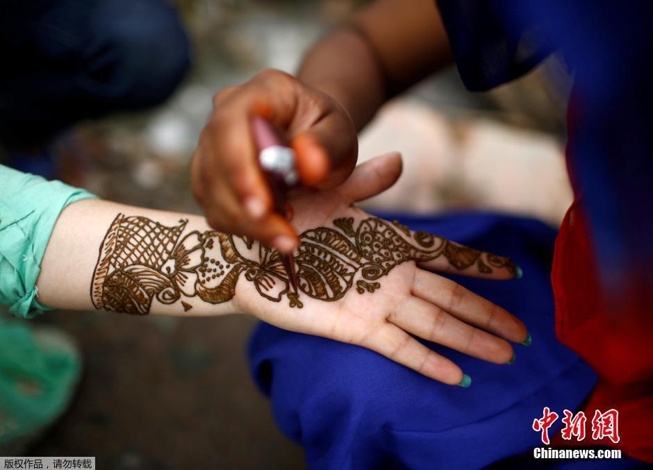尼泊爾印度教民眾慶祝傳統節日 精美手繪再現