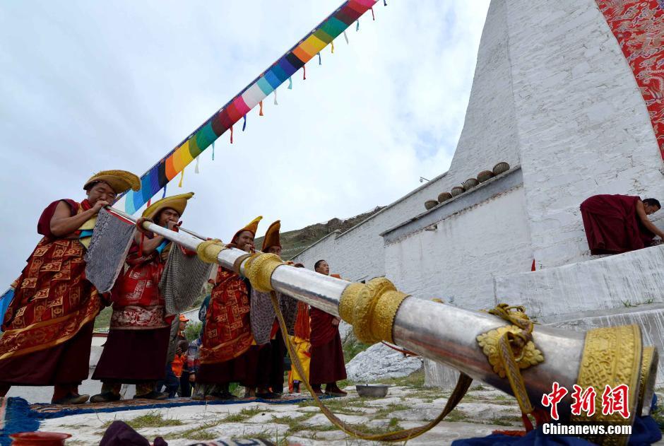 扎什伦布寺门口图片