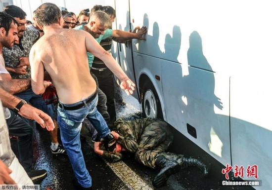 土耳其内政部解除近9000名官员职务 拘押103名将领