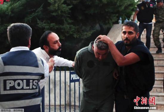 土耳其内政部解除近9000名官员职务 拘押103名将领