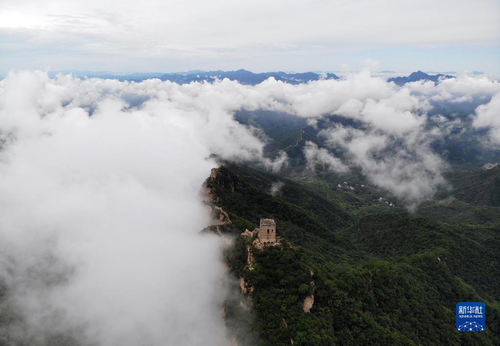 河北灤平：霧繞金山嶺 雲涌古長城