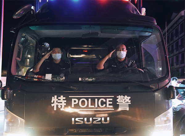 眉山公安：举全警之力 下最大决心 坚决打赢疫情防控阻击战_fororder_眉山公安民警隔窗向队友敬礼-供图-眉山市公安局