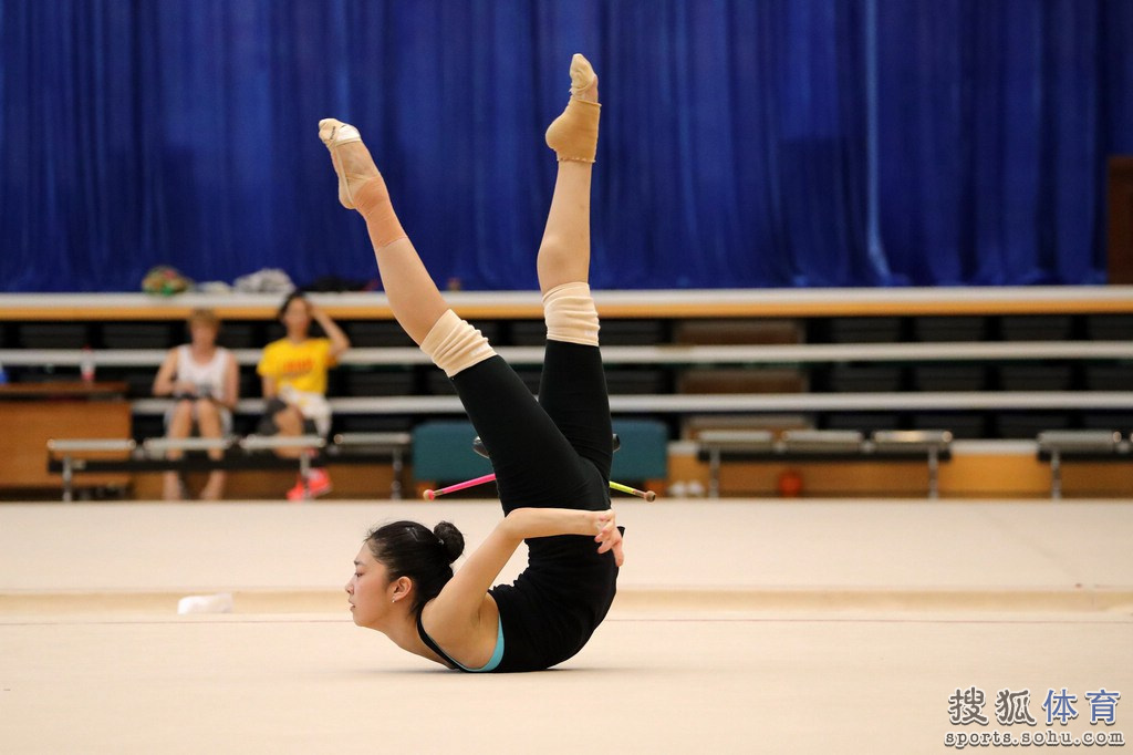 高清图：艺术体操队备战里约 姿态优美动作轻盈