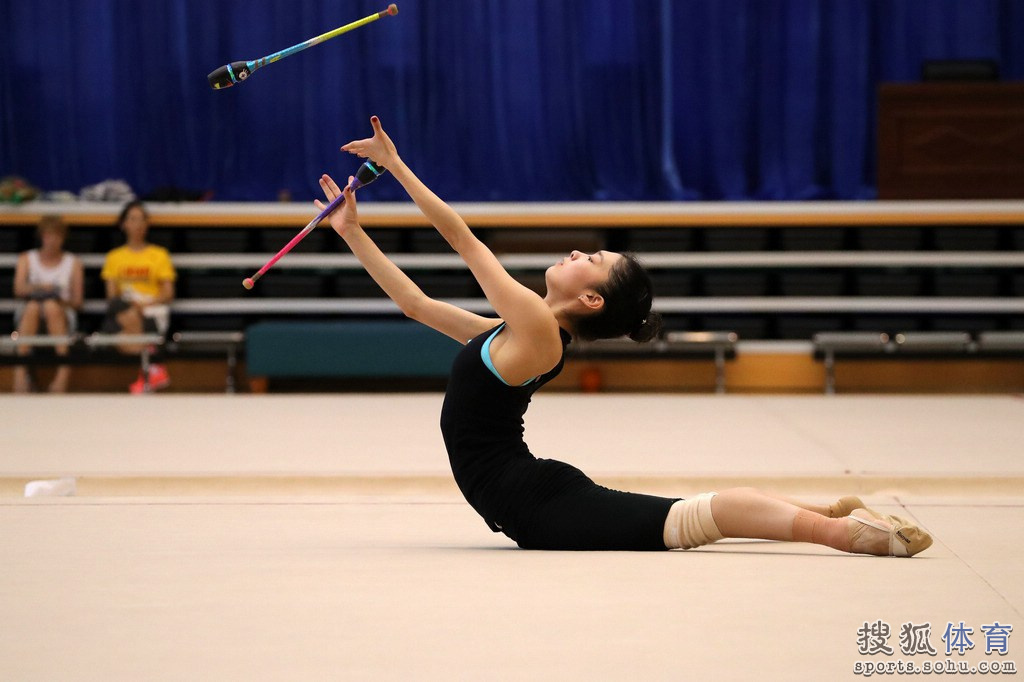 高清图：艺术体操队备战里约 姿态优美动作轻盈