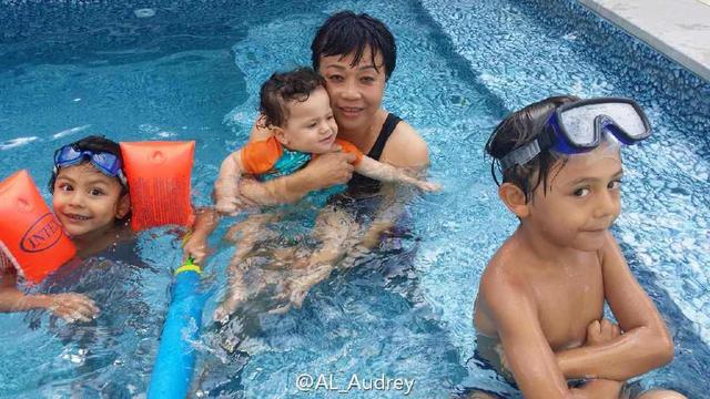 组图：诺一晒黑变印度人 表情搞怪任由妹妹欺负_娱乐_腾讯网