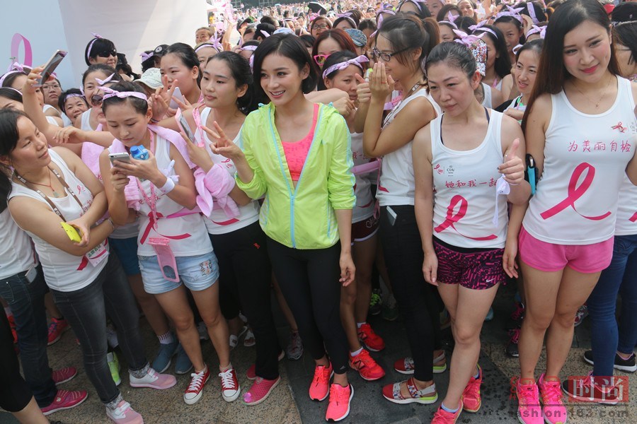 吐槽明星像路人?与粉丝合影且看谁被秒成渣