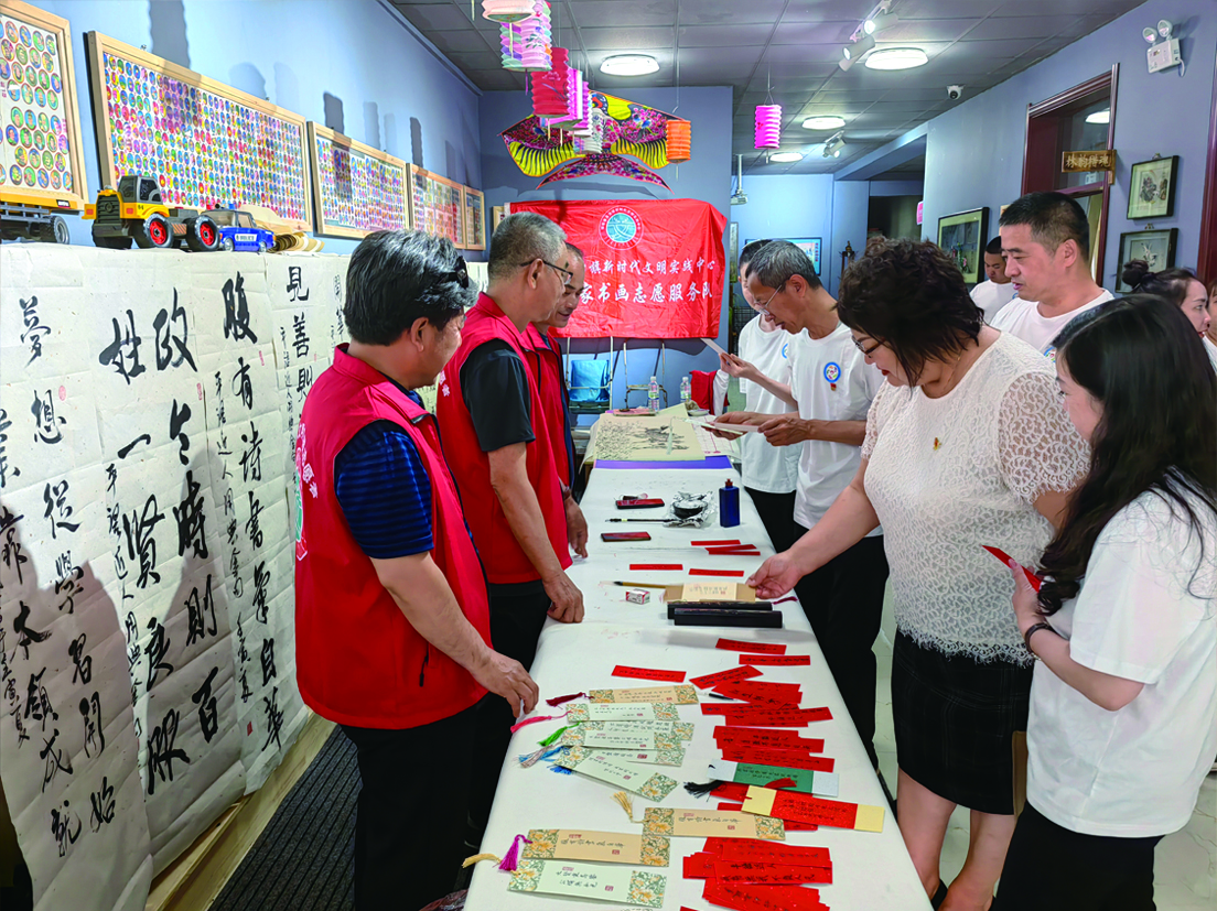 內蒙古鄂倫春自治旗“嶺上記憶”陳列館：打造新時代文明實踐思想根基的陣地_fororder_06-與志願者一起學習書畫