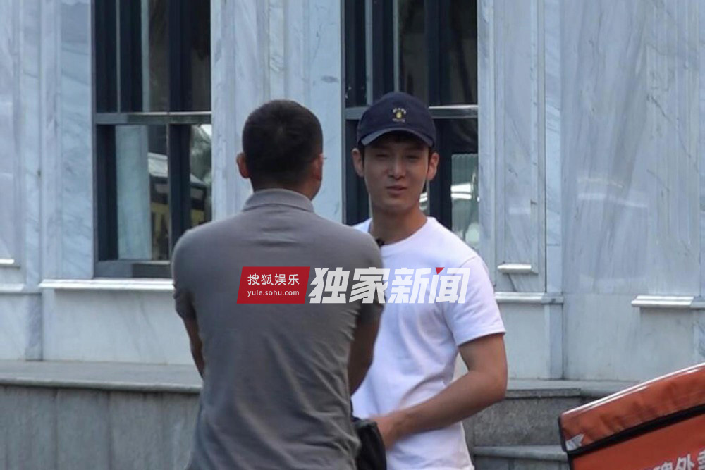 独家:有耐心!盛一伦饭店门口苦等助理吃饭