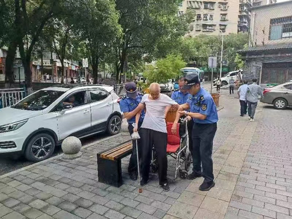重慶市渝中區城管執法服務群眾始終在路上_fororder_圖片1