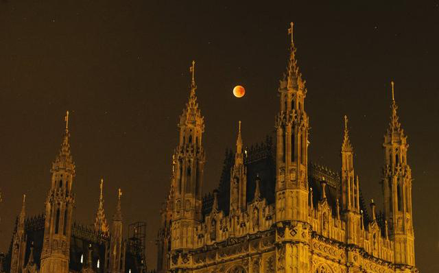在英国伦敦，超级血月亮升起在议会大厦的尖顶上_fororder_london