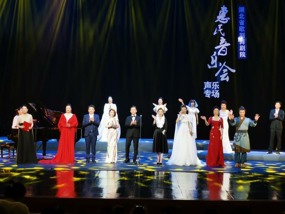 武汉珞珈山剧院改造升级后重新开演 两场专场音乐会唱醉江城观众