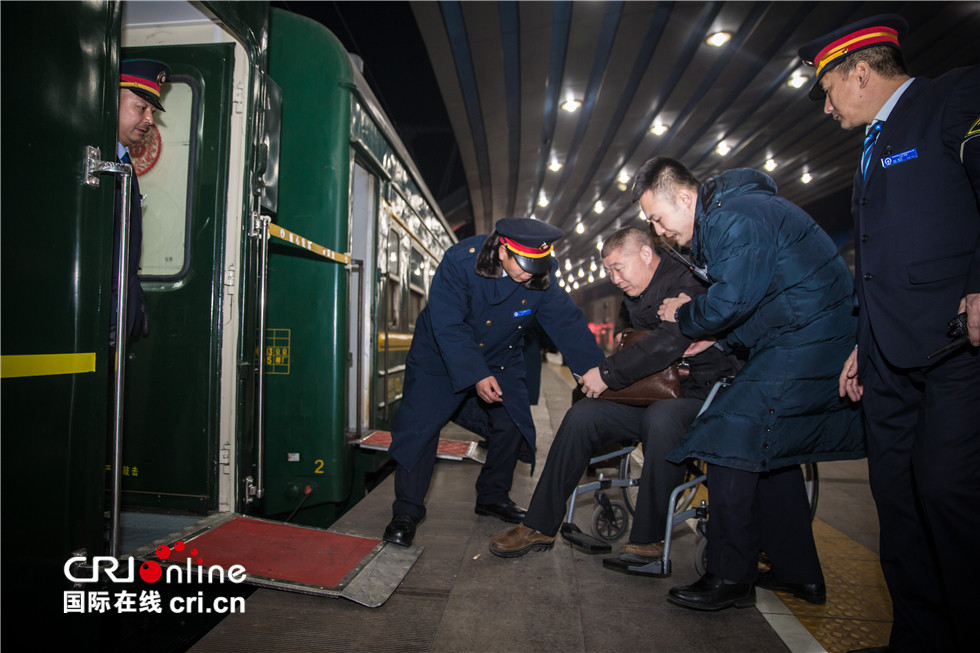 【媒體走基層專題 圖片報道】回家啦！北京首趟2018年春運加開旅客列車開行