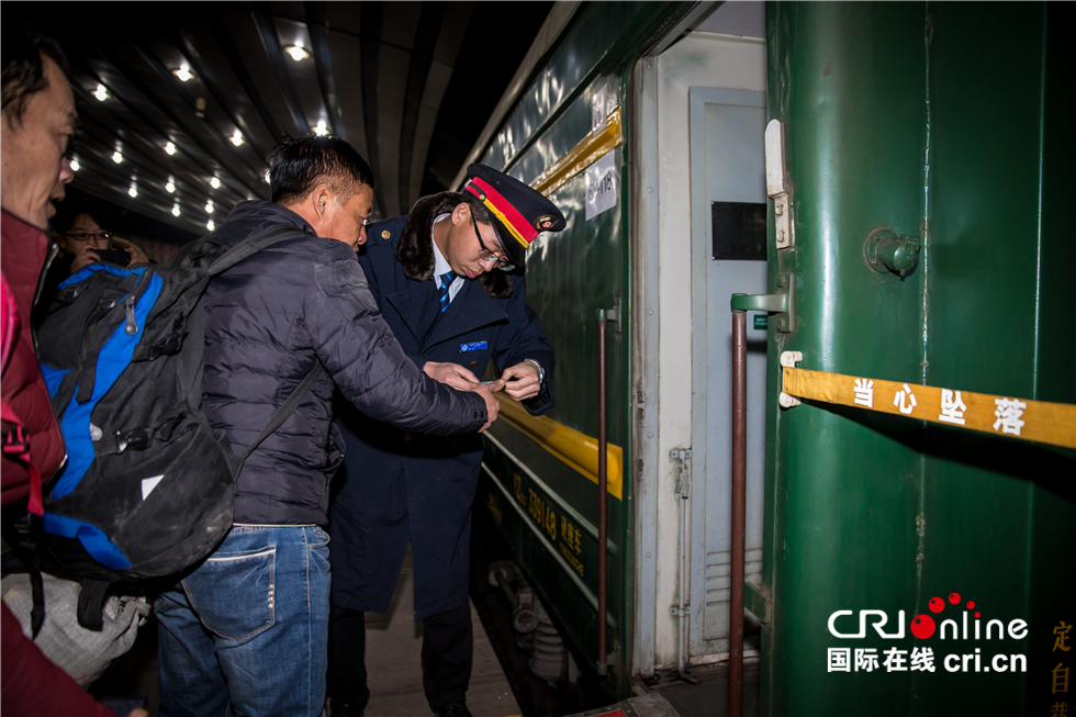 【媒體走基層專題 圖片報道】回家啦！北京首趟2018年春運加開旅客列車開行