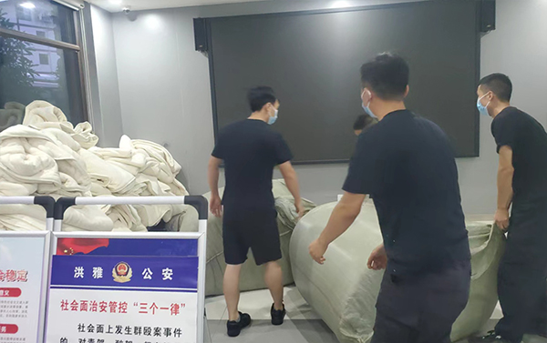 直击眉山疫情防控现场：抗疫一线的“特殊”生日_fororder_邓俊科（右一）正和同事一起搬运应急物质--受访者供图