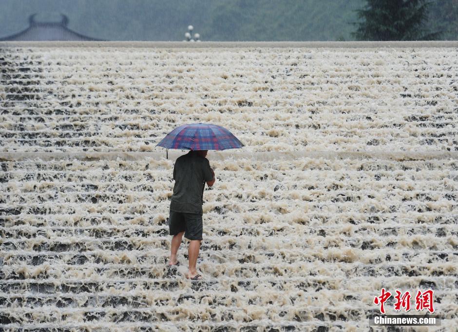 湖南张家界突降暴雨溪水暴涨 部分景区停止售票